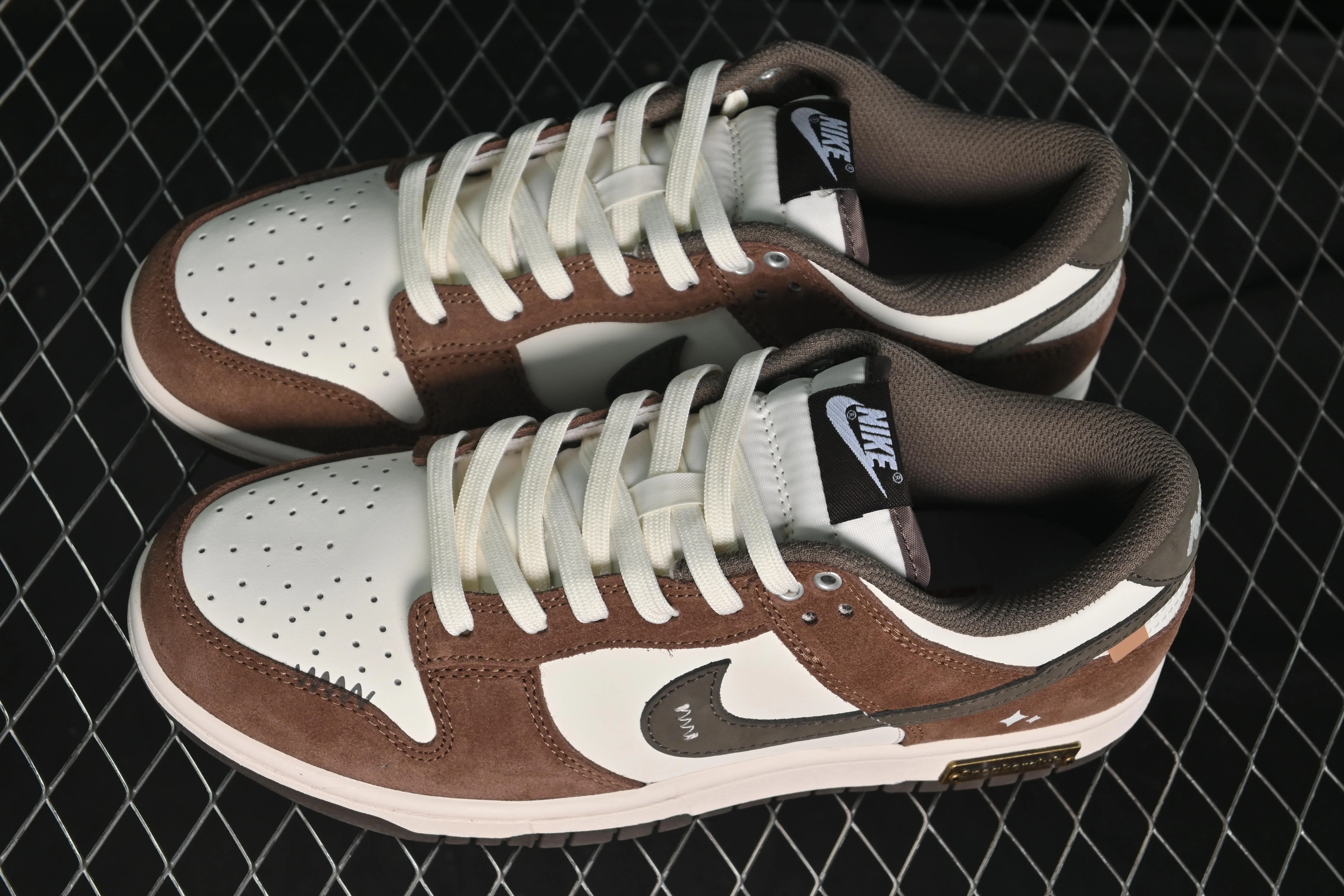 All categories Nk SB Dunk Series Nk SB Dunk Low High-end customized low-top sneakers Nike SB Dunk Low joint white coffee high-end customized low-top casual sneakers GW0620-112
